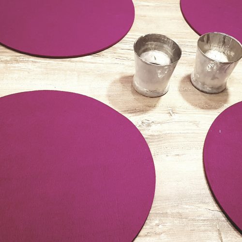 Pinker Filz-Untersetzter rund auf Holztisch - Handgemachte individualisierbare Taschen, Körbe, Tischsets, Dekoartikel und mehr auf fideko.de der Onlineshop seit 2011
