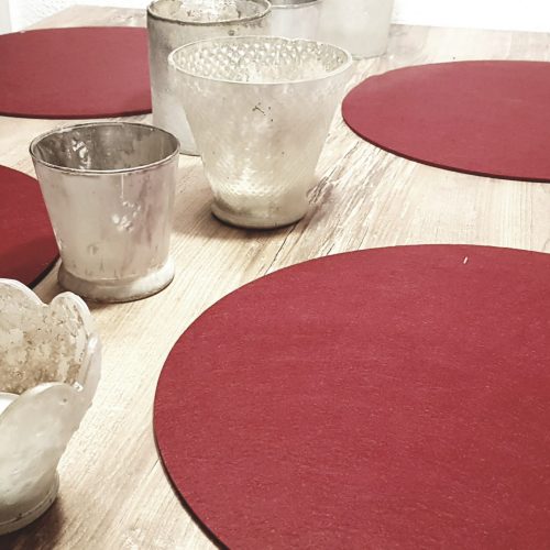Roter Filz-Untersetzter rund auf Holztisch - Handgemachte individualisierbare Taschen, Körbe, Tischsets, Dekoartikel und mehr auf fideko.de der Onlineshop seit 2011