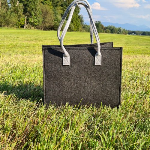 Schwarze Filztasche mit grauen Henkeln - Handgemachte individualisierbare Taschen, Körbe, Tischsets, Dekoartikel und mehr auf fideko.de der Onlineshop seit 2011