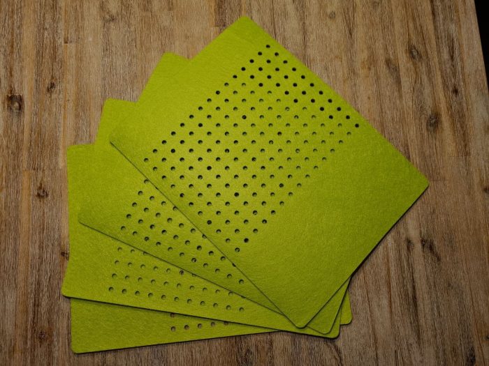 Grüner Filz-Untersetzter mit Löcherreihe - Handgemachte individualisierbare Taschen, Körbe, Tischsets, Dekoartikel und mehr auf fideko.de der Onlineshop seit 2011